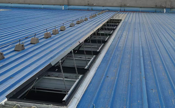 某城市大型商业综合体中庭博尔塔拉排烟窗工程